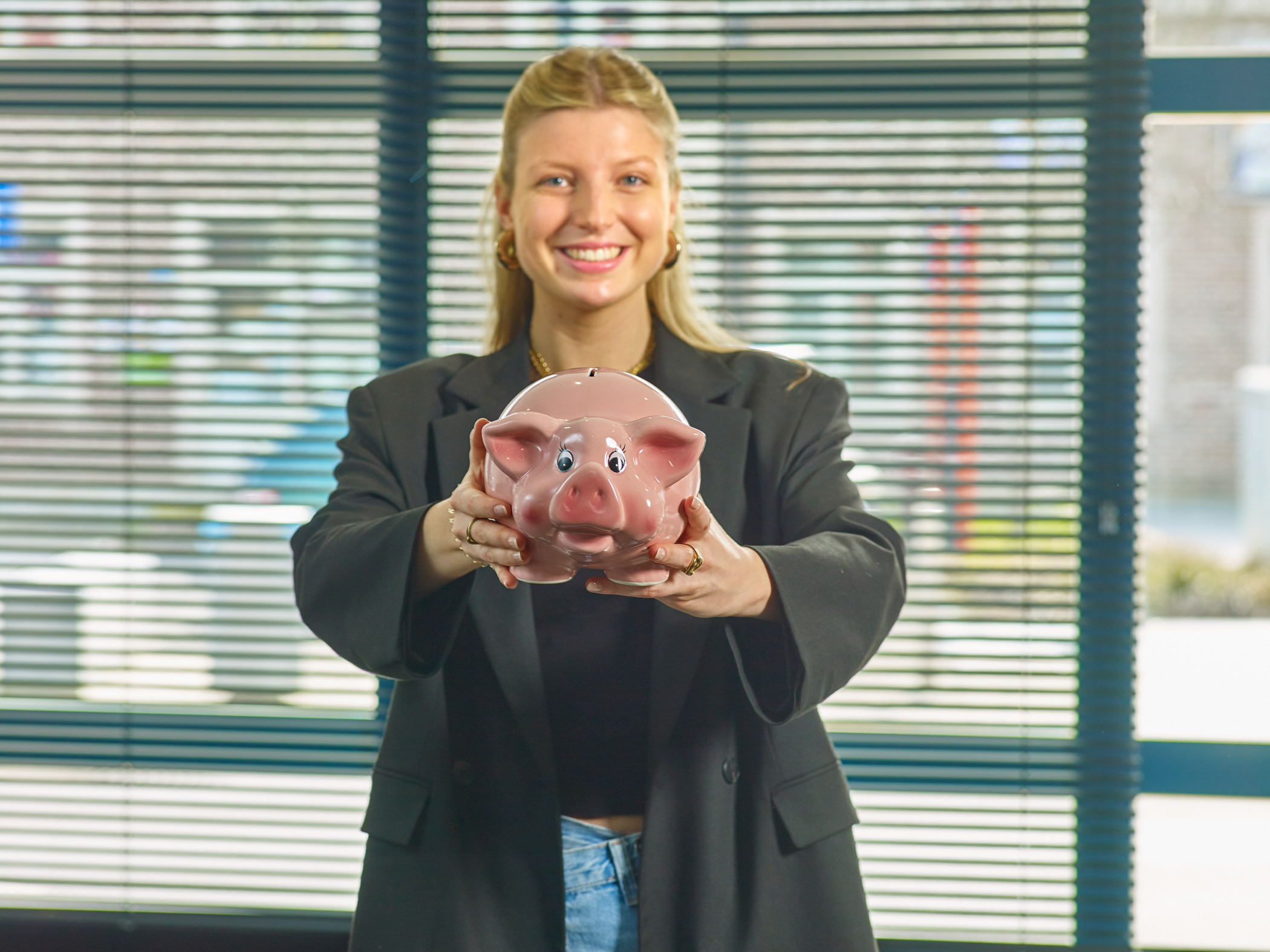 Fien van MLL Boekhouding met een spaarpot in Linter