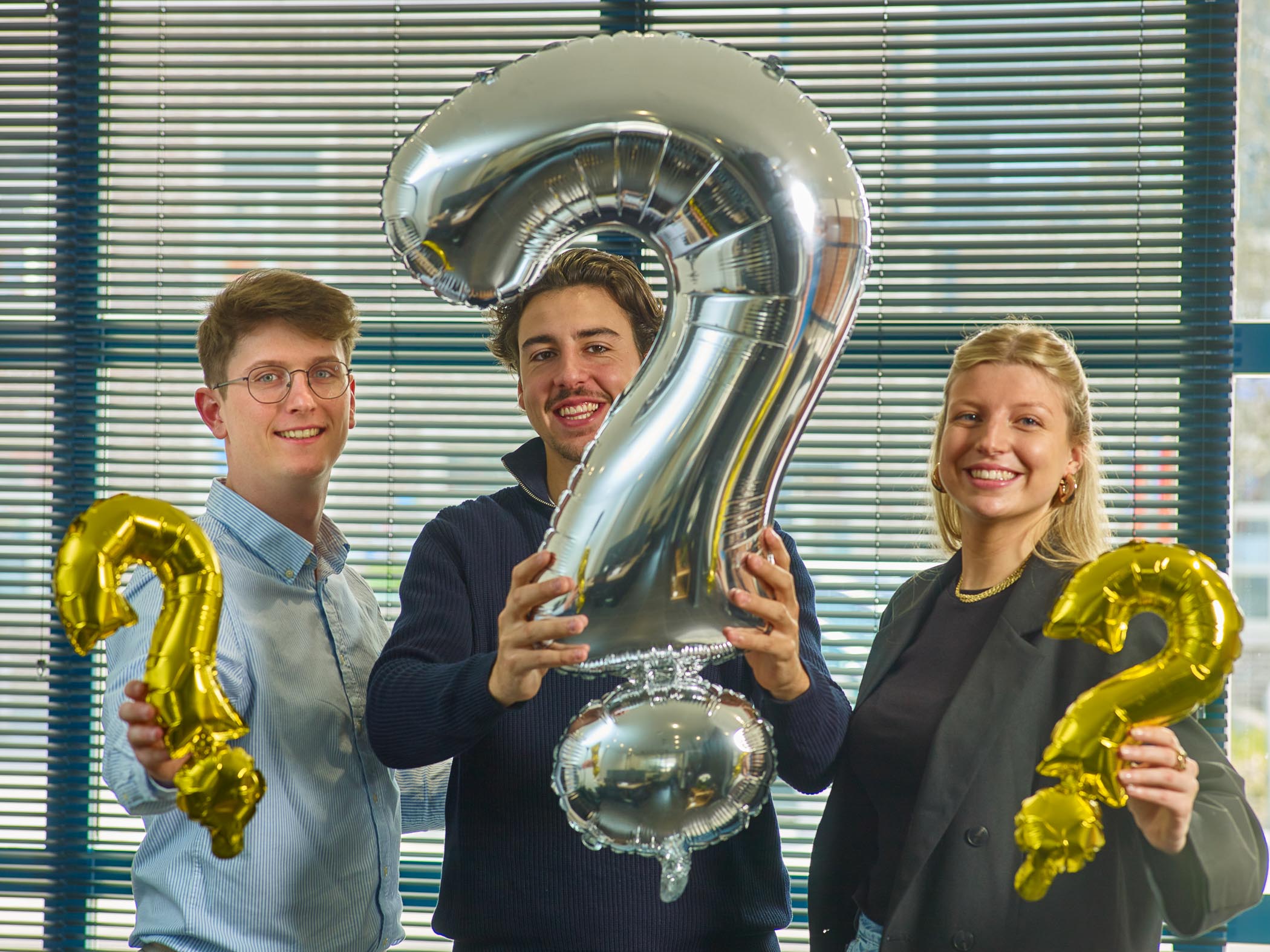 Miguel, Fien en Lars van MLL Boekhouding met ballonnen in Linter