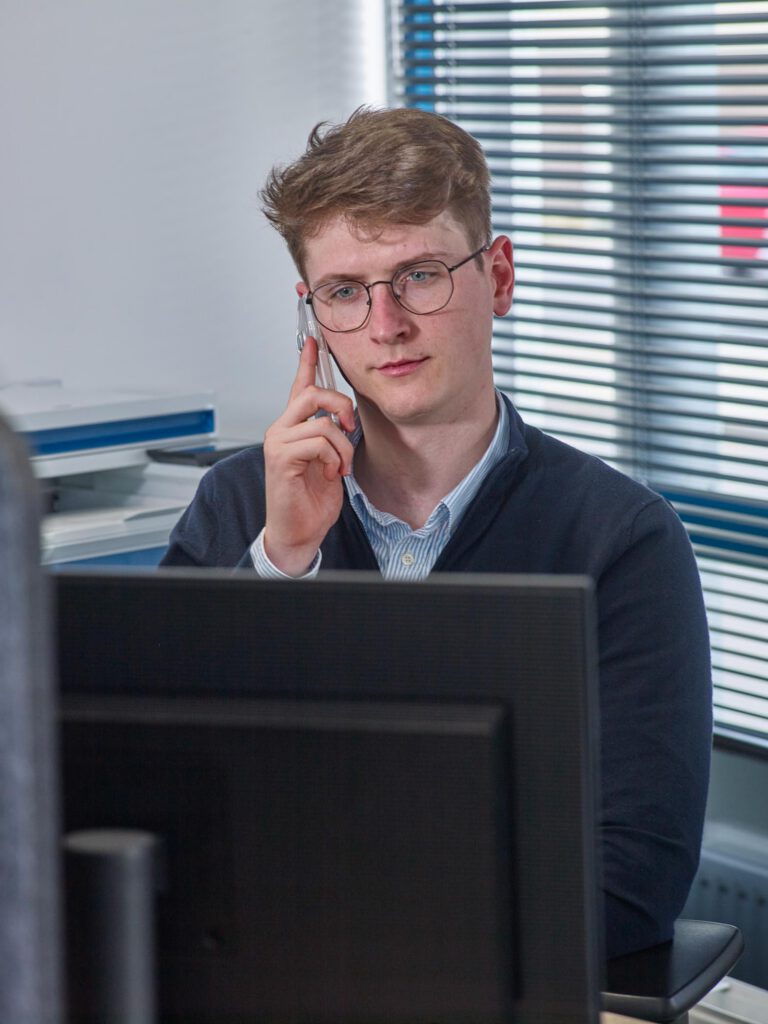 Miguel Ladang van MLL Boekhouding aan de telefoon met een ondernemer