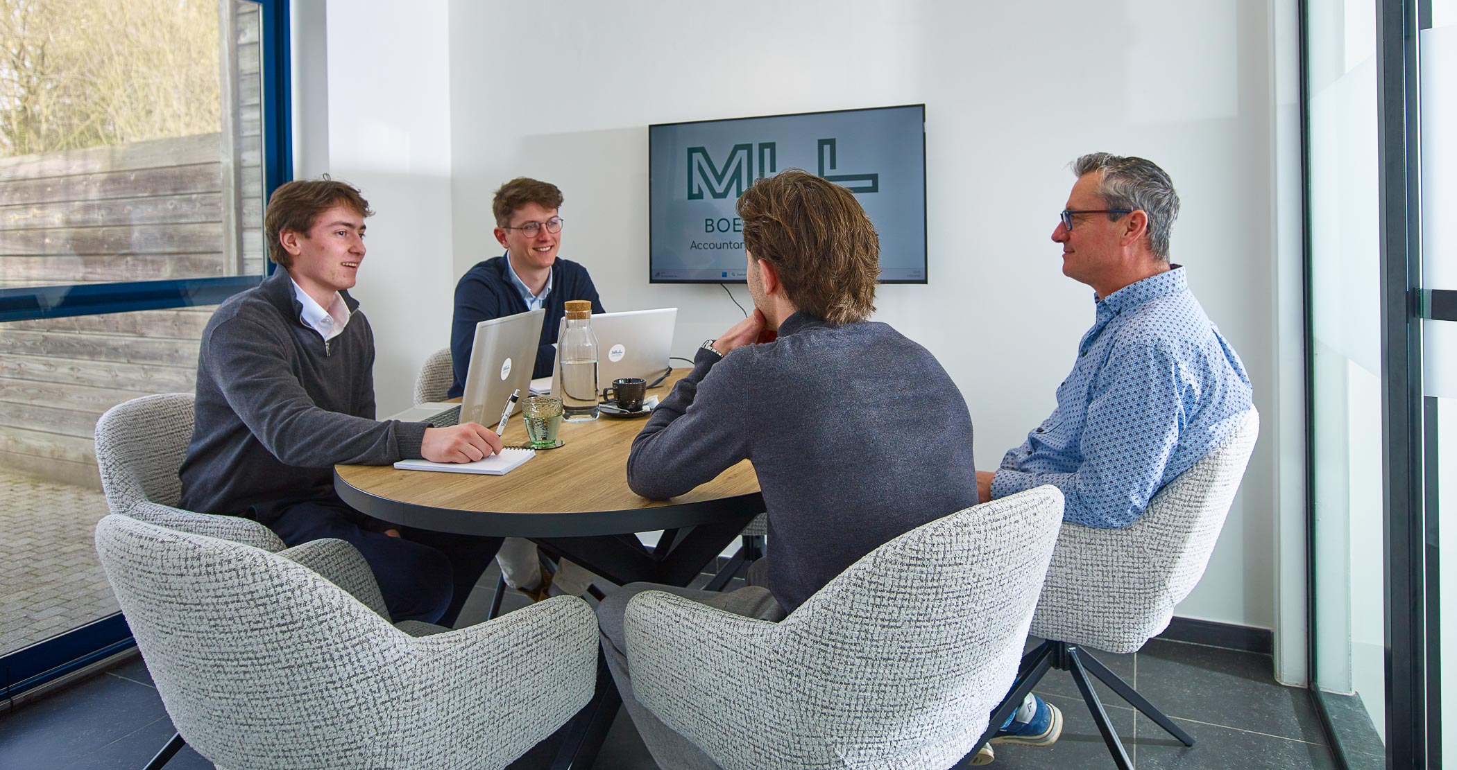 Team van MLL Boekhouding in gesprek met een klant in de vergaderruimte in Linter