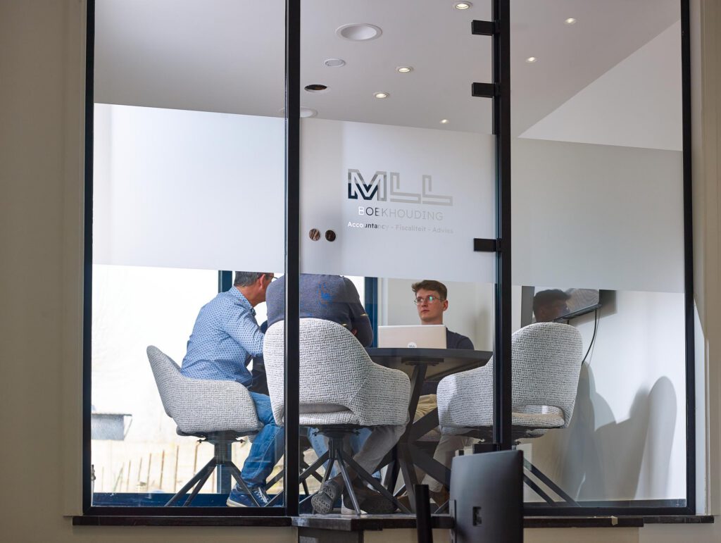 Overleg in de vergaderruimte van MLL Boekhouding