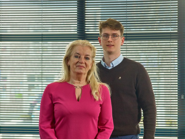 Ria, Allard en Miguel van MLL Boekhouding in de leunstoel in Linter