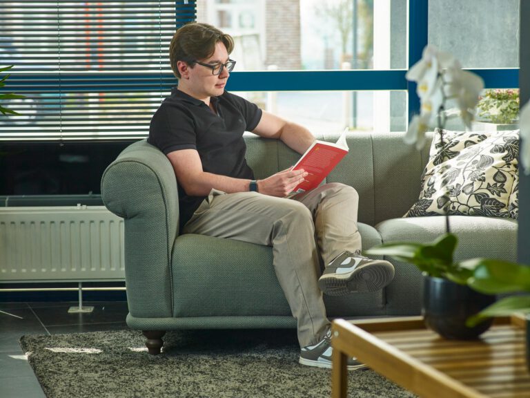Siebe van MLL Boekhouding met een boek in Linter